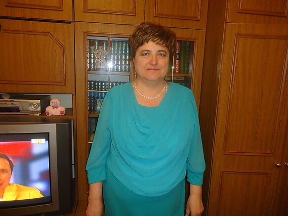 Frau von Arthrose des Kniegelenks geheilt