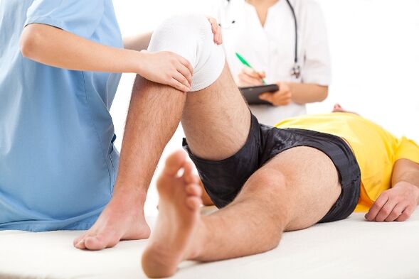 Der Arzt wählt nach einer diagnostischen Untersuchung ein Behandlungsschema für einen Patienten mit Arthrose aus