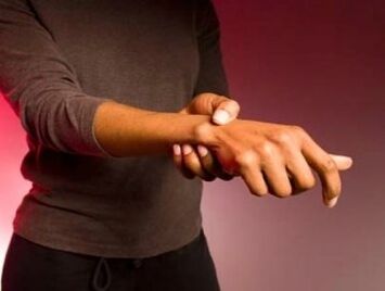 Starke Schmerzen und Bewegungsschwierigkeiten in den Fingergelenken aufgrund von Arthritis